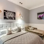 בית הארחה Spanish Steps Oasis 4*